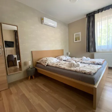 לינה וארוחת בוקר Oazis Panzio 3*