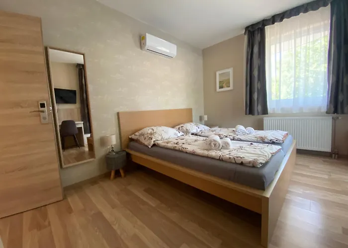 לינה וארוחת בוקר Oazis Panzio 3*